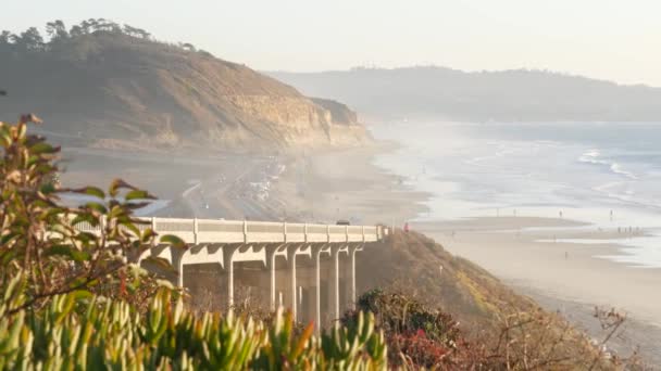 Ponte na estrada da costa do Pacífico, Torrey Pines praia pôr do sol, Califórnia viagem rodoviária — Vídeo de Stock