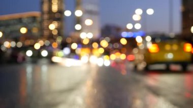 Araba ışıkları yolda, trafik caddelerde. Şehir merkezinde şehir hayatı. Sarı taksi.