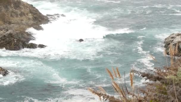 Skalistý skalnatý oceán, mlhavé počasí. Vlny narážejí na pláž. Kalifornie, Big Sur. — Stock video