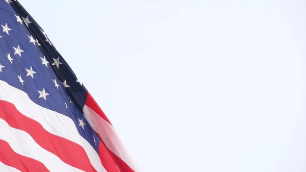 Amerikanische Flagge weht im Wind, USA. Nationales Symbol weht im Wind an Fahnenmast. — Stockfoto