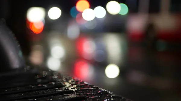 Autós közlekedési lámpák visszaverődése a buszmegállóban. Vízeső cseppek nedves fémre. — Stock Fotó