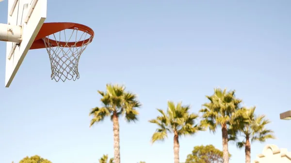 Cancha de baloncesto al aire libre, aro naranja, red y tablero para el juego de pelota de baloncesto. —  Fotos de Stock