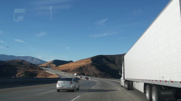 Camión camión o remolque, transporte de carga de contenedores de carga. carretera EE.UU. carretera — Foto de Stock