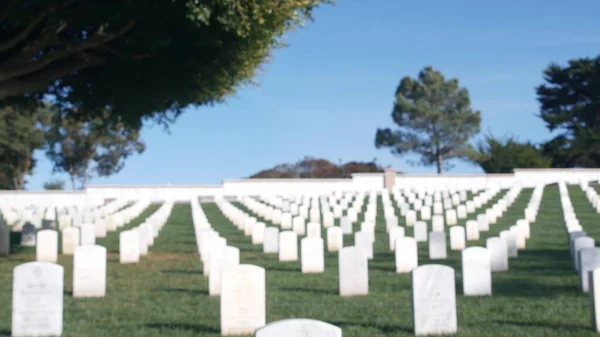 Defocused grafstenen, Amerikaanse militaire begraafplaats, kerkhof in de VS. — Stockfoto