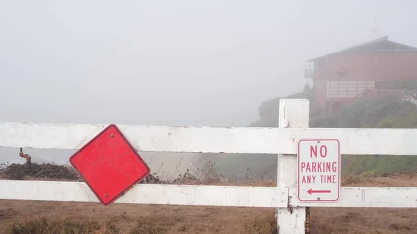 No parking any time road sign, dead end. Foggy ocean beach, California coast USA — Stock Photo, Image