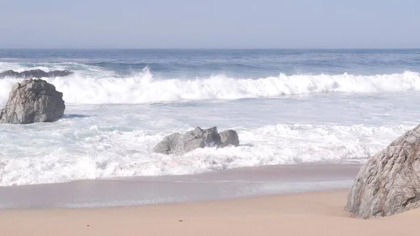 Grandes olas oceánicas que se estrellan en la playa, salpicaduras de agua espumosa, costa de California. — Foto de Stock