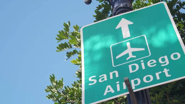 Airport green road sign, direction arrow, plane icon, San Diego, California Estados Unidos. — Foto de Stock