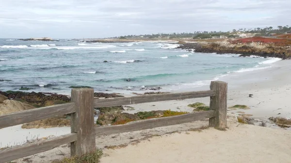 27 miles en voiture, Monterey, Californie. Plage rocheuse et escarpée, vagues et escaliers. — Photo