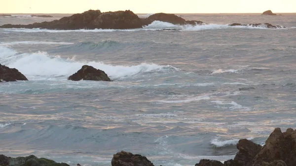 Rotsachtige grillige oceaan kust, zee water golven crashen op rotsen, Monterey California — Stockfoto