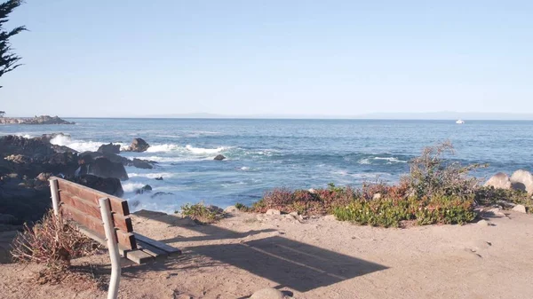 Ozeanstrand und Meereswellen, kalifornische Küste. Strandpromenade leere Bank. — Stockfoto