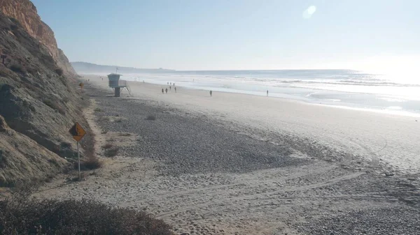 Penhasco íngreme, rocha ou bluff, costa da Califórnia. Pessoas andando, Torrey Pines praia — Fotografia de Stock