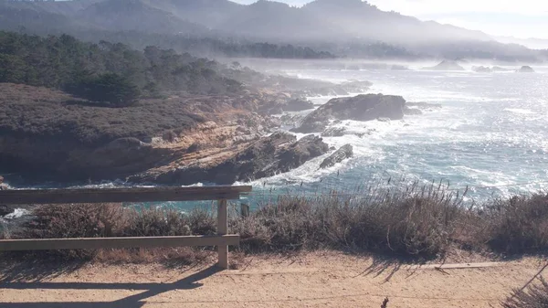 Plage océanique escarpée rocheuse, Point Lobos, côte californienne brumeuse. Vagues s'écrasant. — Photo