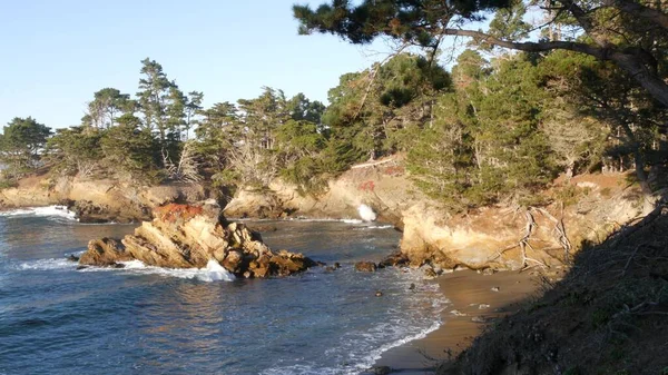 Falaise rocheuse de falaise, plage océanique, Point Lobos, côte californienne. Vagues au coucher du soleil. — Photo