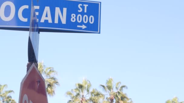 Ocean street road sign, California city USA. Turistická oblast, pobřežní palmy — Stock video