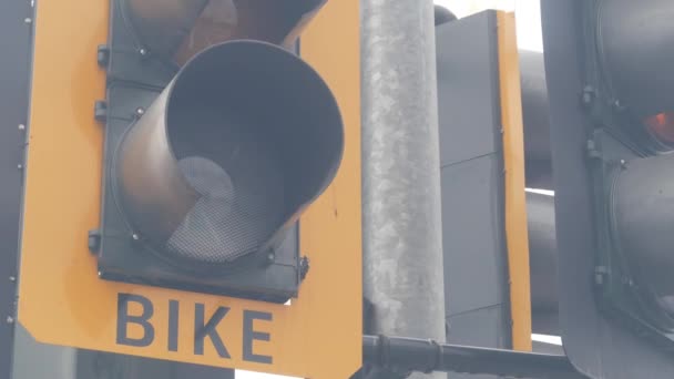 Vägtrafikljussignal för cyklist, Kalifornien USA. Bike körfält korsning — Stockvideo