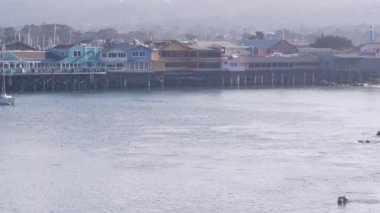 Renkli ahşap evler kazık ya da sütun, Eski Balıkçılar İskelesi, Monterey Körfezi.