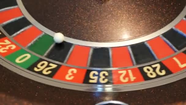 Ball on roulette table in casino. Wheel spinning, turning, rotating. Green zero. — Stock Video