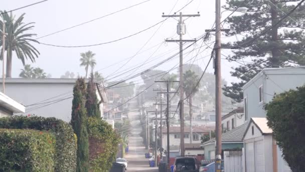 Kraftledningar eller ledningar på poler California city street, USA. Elförsörjning. — Stockvideo