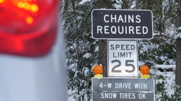 Kettingen of sneeuwbanden vereist verkeersbord, Yosemite winter bos, Californië Verenigde Staten. — Stockvideo