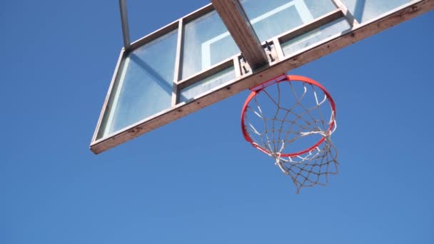 Kort do koszykówki na zewnątrz, pomarańczowy obręcz, siatka i backboard do koszykówki gry. — Wideo stockowe