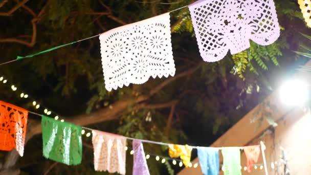 Papel picado γιρλάντα, διάτρητες σημαίες από χαρτί. Μεξικάνικο πάρτι ή γιορτή. — Αρχείο Βίντεο