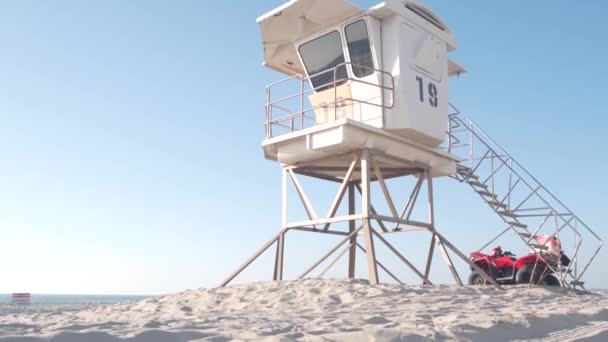 Livvakt monter eller livvakt tornhydda, surfsäkerhet på Kaliforniens strand, USA — Stockvideo