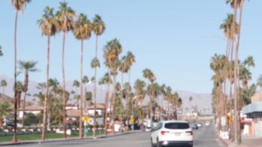 Palmiye ağaçları, Palm Springs caddesi, yol trafiği, Kaliforniya ABD. Araba sürüyor.