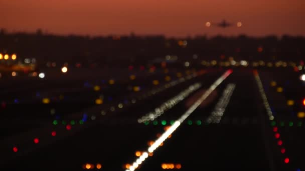 Flygplatsljus på natten, flygplan eller flygbolag som lyfter, landningsbana vid solnedgången. — Stockvideo