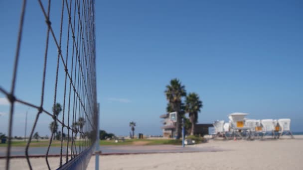 Rede de bola de vôlei no campo para o jogo de vôlei na praia, costa da Califórnia, EUA. — Vídeo de Stock