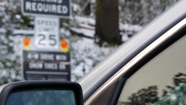 Ланцюги або снігові шини потребували дорожнього знаку, зимовий ліс Йосеміті, Каліфорнія, США.. — стокове відео