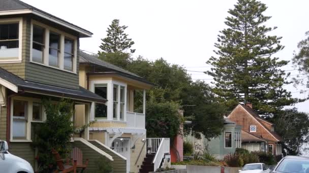 Régi viktoriánus stílusú házak, történelmi Monterey, Kalifornia. Gyarmati építészet — Stock videók