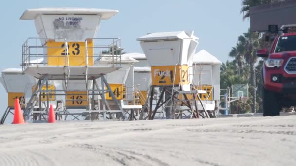 Camionnette de sauveteur, poste de sauveteur ou cabane, Californie océan plage États-Unis. — Video