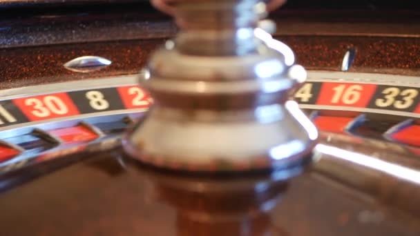 Balle sur table de roulette au casino. Roue tournant, tournant, tournant. Vert zéro. — Video