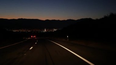 Gece çöl vadisi yolunda araba, alacakaranlıkta karayolu. Amerika 'ya yolculuk.