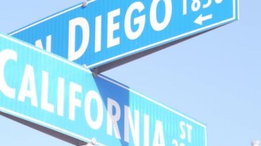 San Diego ve California caddeleri, ABD 'de trafik levhası. Şehrin kesişen yolları.