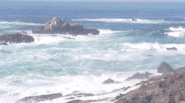 Kayalık uçurum, okyanus plajı, Point Lobos, California sahili. Dalgalar çarpıyor.
