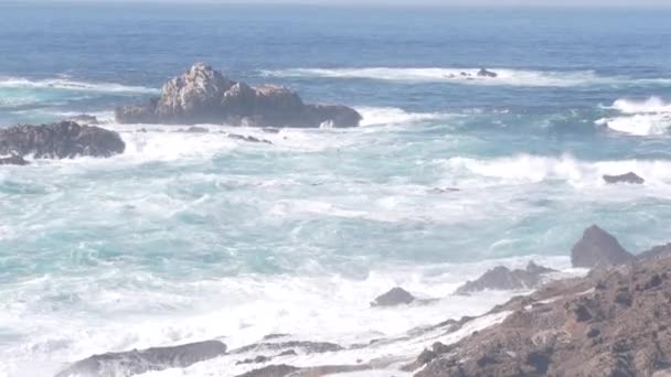 Falaise rocheuse de falaise, plage océanique, Point Lobos, côte californienne. Vagues s'écrasant. — Video