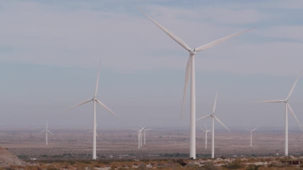 Větrné mlýny na větrné farmě, generátory energie větrných mlýnů. Desert windfarm, USA. — Stock video