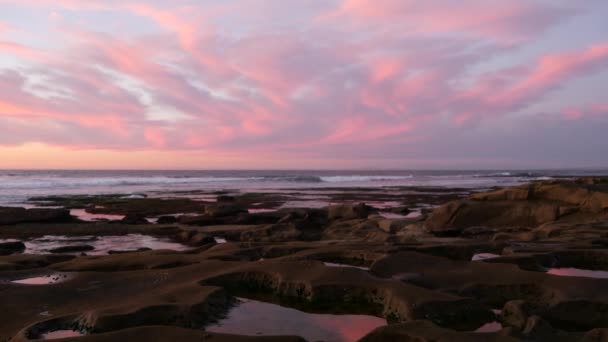 Eroded getijdenpoel rotsformatie in Californië. Zonsondergang hemel reflectie in water. — Stockvideo