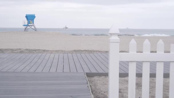Rettungsschwimmständer oder Hütte für Rettungsschwimmer, Surfsicherheit am Strand von Kalifornien, USA — Stockvideo