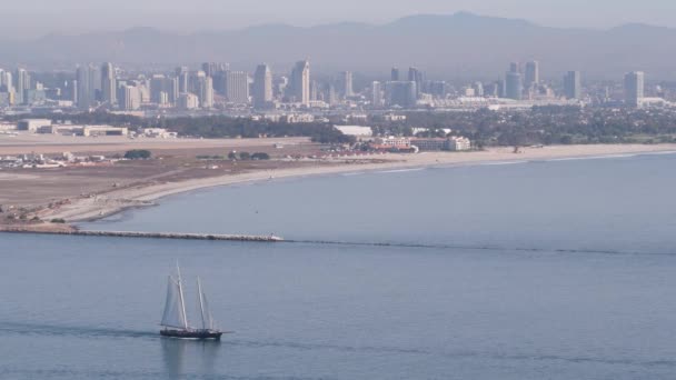 San Diego stadssiluett, stadsbilden i centrum, Kalifornien, Point Loma. Fregatt. — Stockvideo