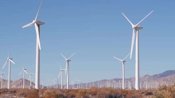 Moulins à vent sur le parc éolien, éoliennes générateurs d'énergie. Desert windfarm, États-Unis. — Video