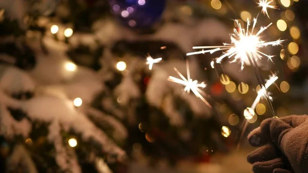 Сверкающий фейерверк, рождественская елка в снегу, Новый год или Рождество бенгальский свет — стоковое фото