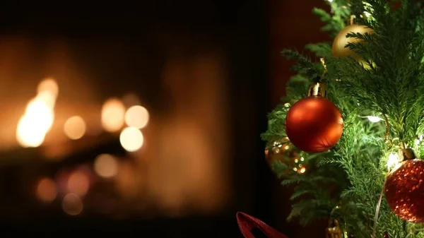 Рождественские елки огни в камине, Новый год или Рождество украшения сосны. — стоковое фото