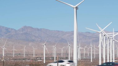 Rüzgar santralleri, rüzgar jeneratörleri. Çöl rüzgâr çiftliği, ABD.