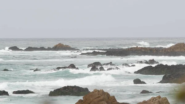 Skaliste skaliste wybrzeże oceanu, fale wody morskiej rozbijają się o skały, Monterey California — Zdjęcie stockowe