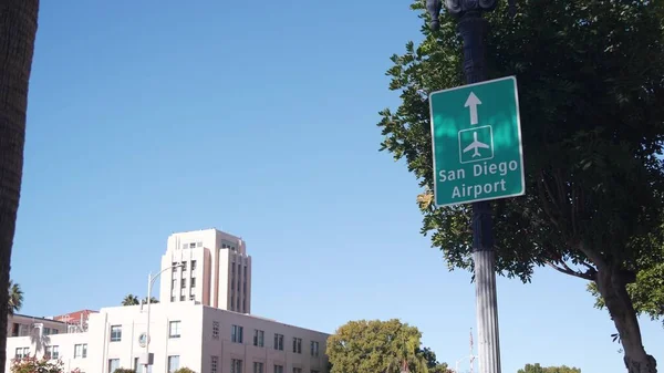 Airport green road sign, direction arrow, plane icon, San Diego, Califórnia EUA. — Fotografia de Stock