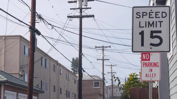 캘리포니아 주의 주차장 표지판은 없습니다. 전깃줄, 장대나 나일론 의전 선 — 스톡 사진