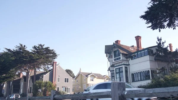 Monterey Pacific Grove, costa de California frente a la playa casas coloniales arquitectura —  Fotos de Stock
