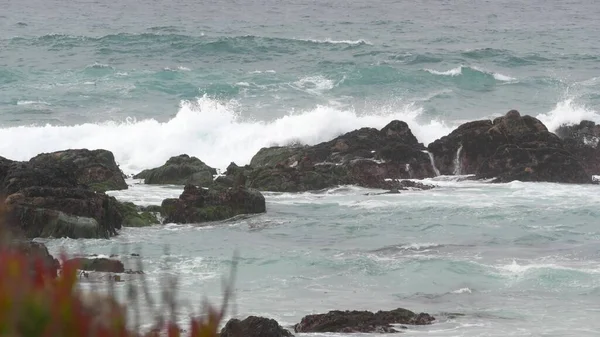 Skalnaté skalnaté pobřeží oceánu, mořské vlny narážející na skály, Monterey California — Stock fotografie